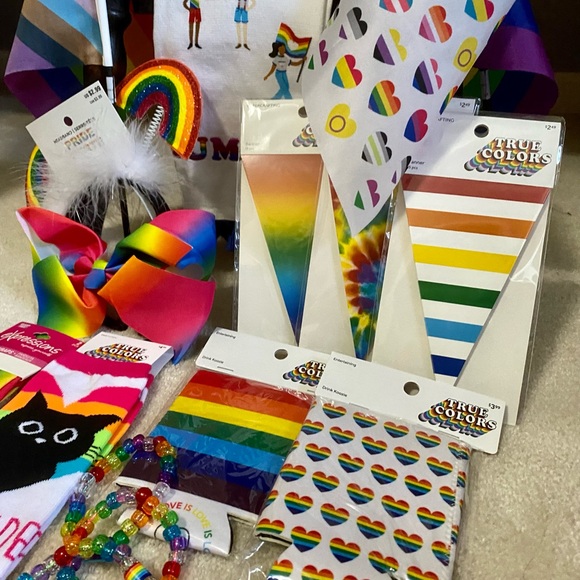 PRIDE 🏳️‍🌈 I’ve added more items!  bundle banners, flags, hand towel, visors - Picture 4 of 14